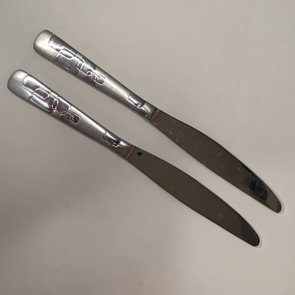 2 Dinner Knives Oneida Quadratic Stainless Flatware 9.5